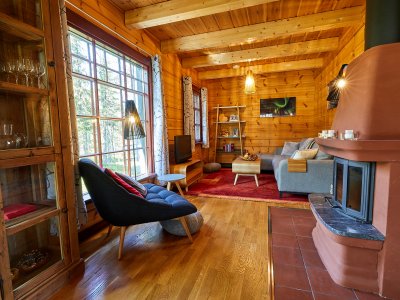 Wohnzimmer mit grosser Fensterfront